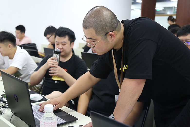 技术老师帮忙调试电脑