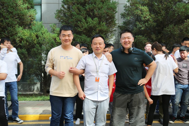部分同学和杜老师合照